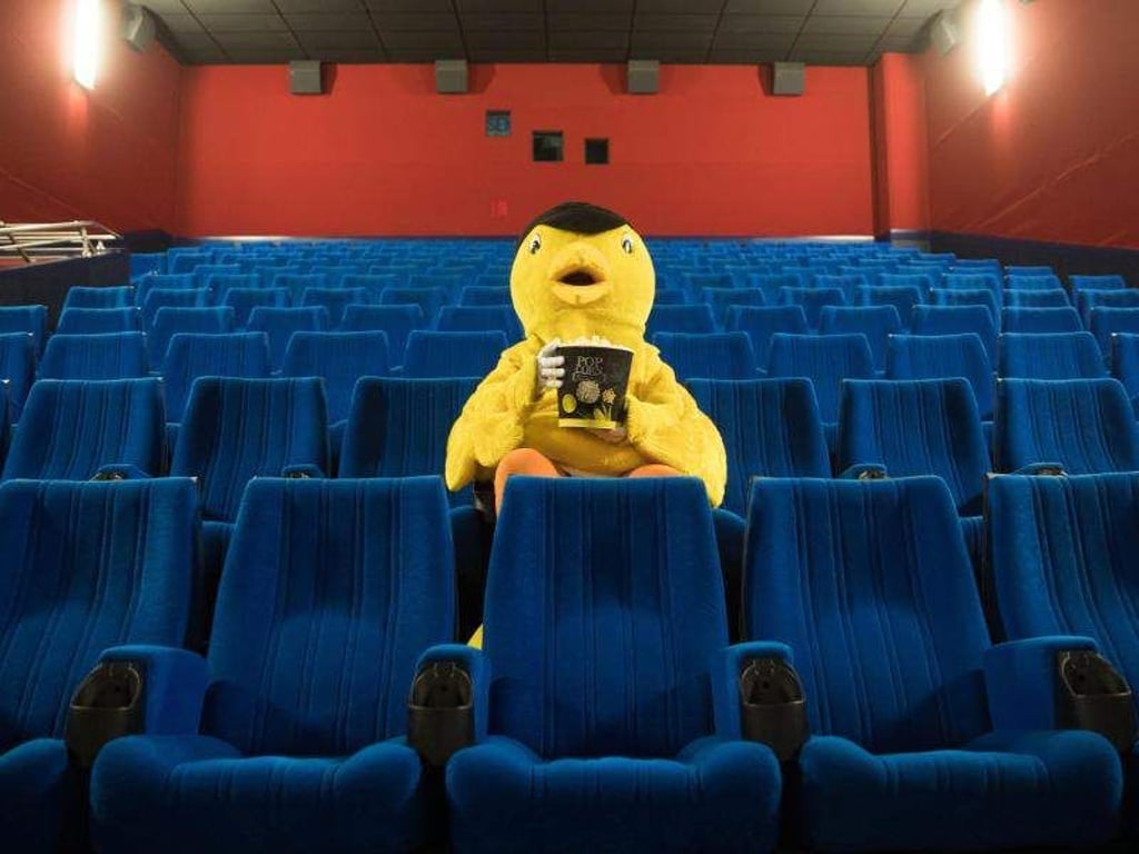 Das Maskottchen des Kinder-Medien-Festivals «Goldener Spatz» in einem Saal des Kinos CineStar. Foto: Jörg Carstensen/Archiv