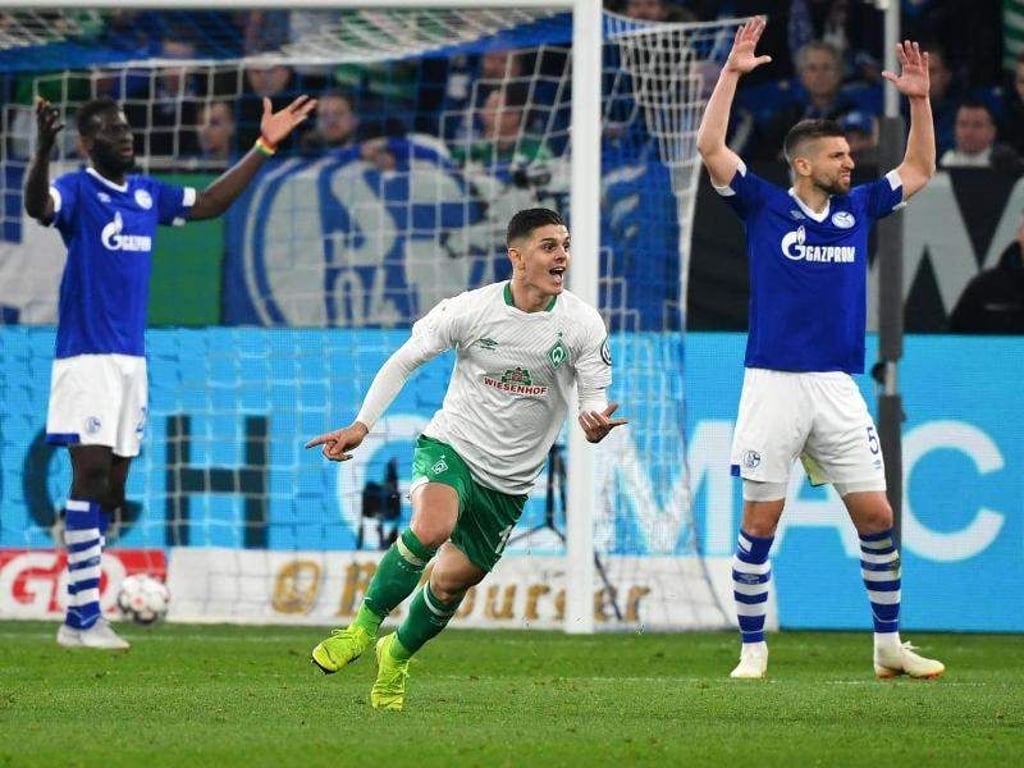 Werder-Profi Milot Rashica (M.) feiert seinen Treffer zur 1:0-Führung. Foto: Ina Fassbender