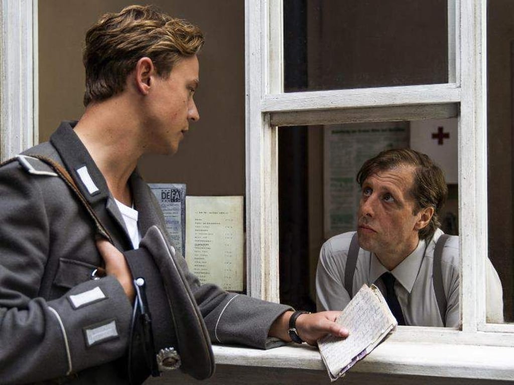 Dennis Mojen (l) als Emil und Oliver Korittke als Pförtner - Emil will seine große Liebe wiedersehen. Foto: Julia Terjung