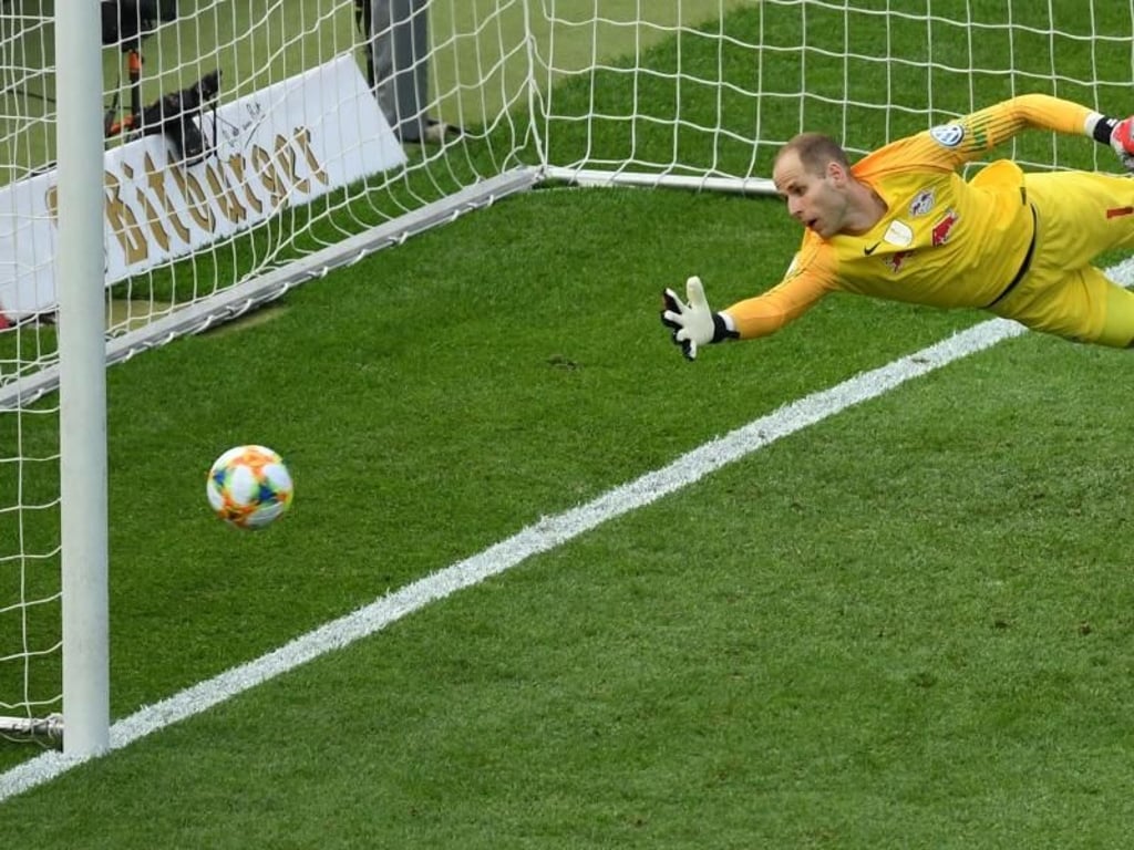 Leipzigs Torwart Péter Gulácsi war beim Lewandowski-Kopfball chancenlos. Foto: Hendrik Schmidt