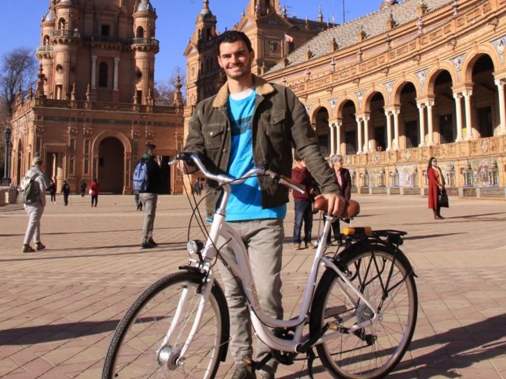 Guide Tristan Hégédus auf der Plaza de España: Eine gute Möglichkeit, die andalusische Metropole zu erkunden, sind geführte Fahrradtouren. Manuel Meyer Foto: Manuel Meyer