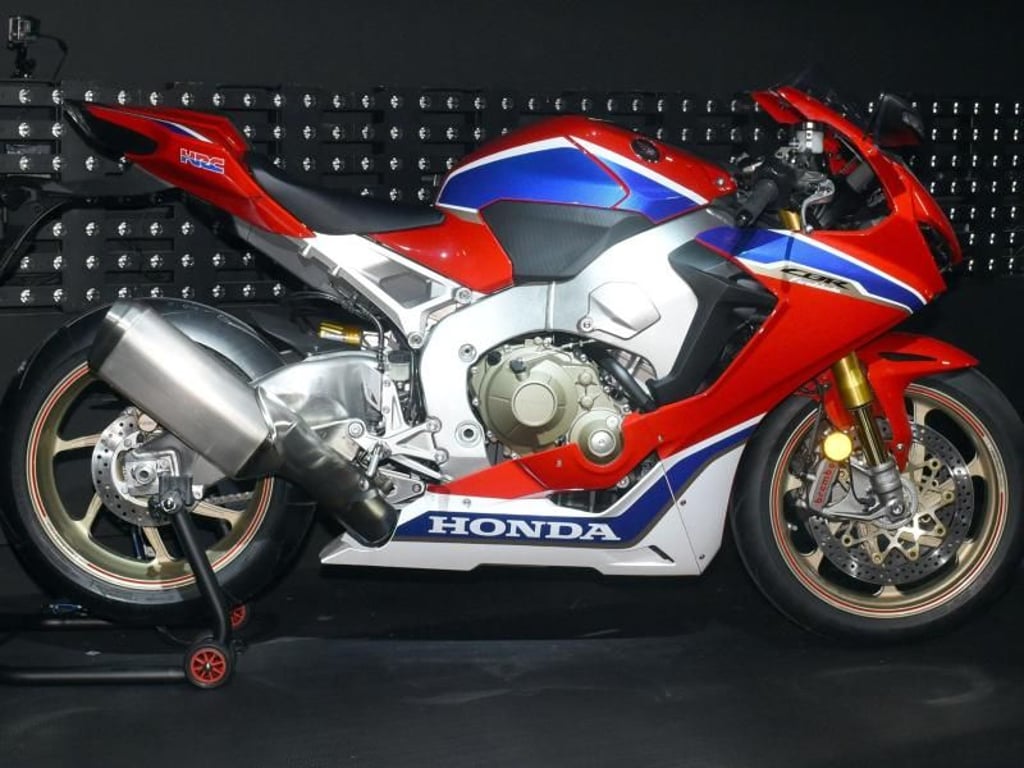 Honda setzt dem Retro-Trend Geschwindigkeit entgegen: Auf der auf der Intermot zeigt der japanische Hersteller die neue CBR1000RR Fireblade SP. Foto: Henning Kaiser