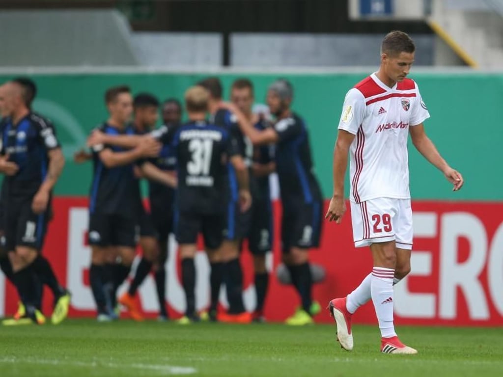 Ingolstadts Thorsten Röcher (r) lässt nach dem Treffer der Paderborner zur 1:0-Führung den Kopf hängen. Foto: Friso Gentsch