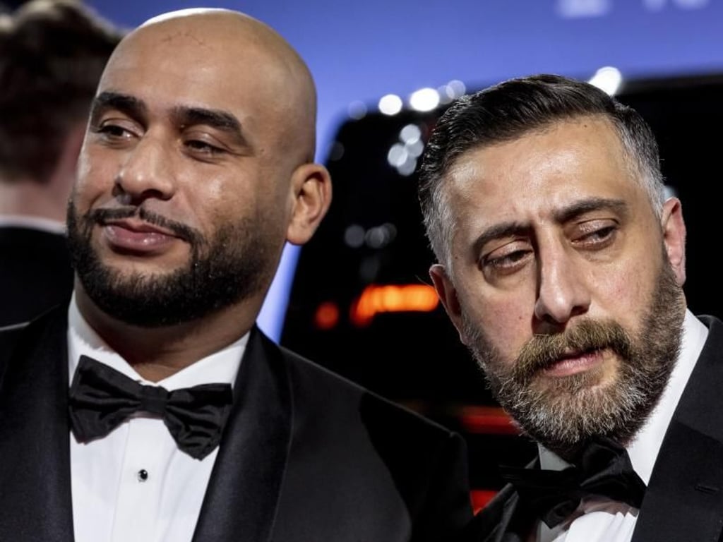 Coole Männer mit Fliege: die Schauspieler Veysel Gelin (l) und Kida Khodr Ramadan. Foto: Christoph Soeder