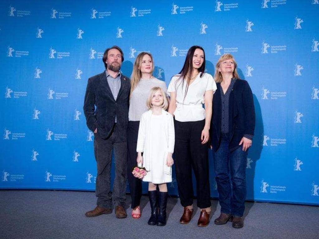 «24 Wochen» auf der Berlinale. Mit dabei: Bjarne Mädel (l-r), Julia Jentsch, Emilia Pieske, Anne Zohra Berrached, Johanna Gastdorf. Foto: Kay Nietfeld/dpa