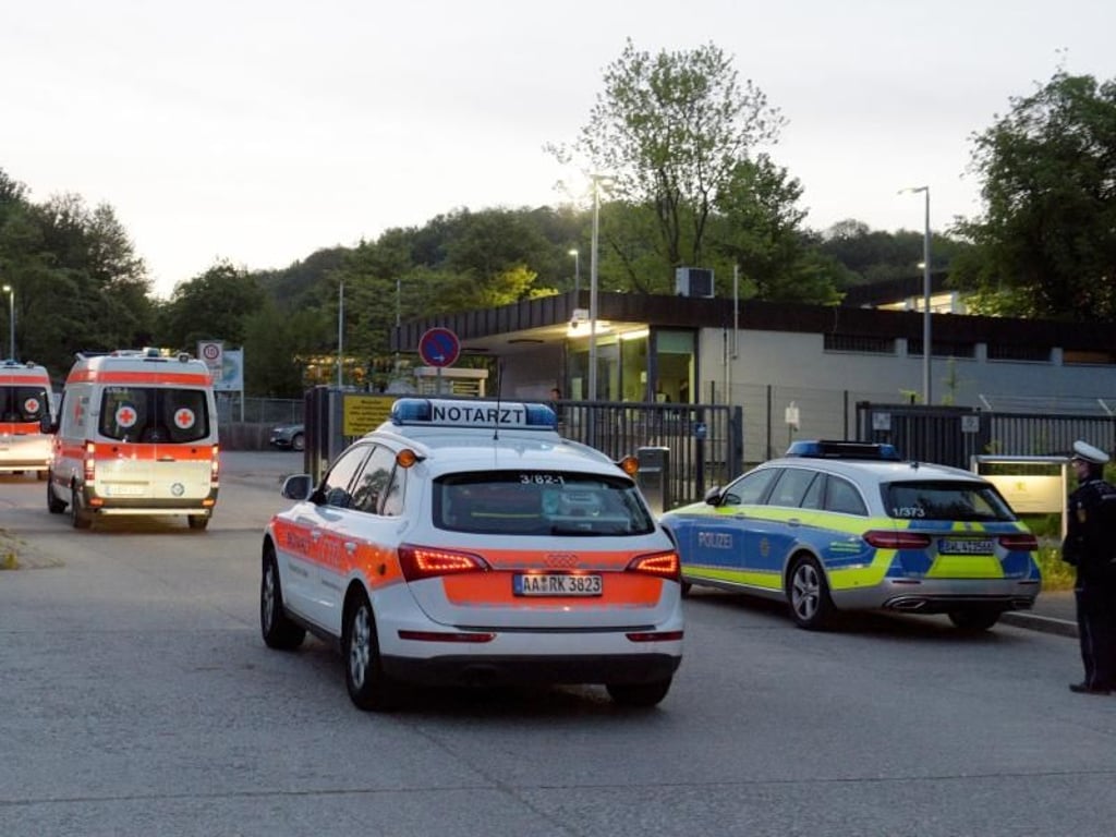 Nach der Großrazzia fahren Rettungswagen in die Flüchtlingsunterkunft In Ellwangen. Foto: Stefan Puchner