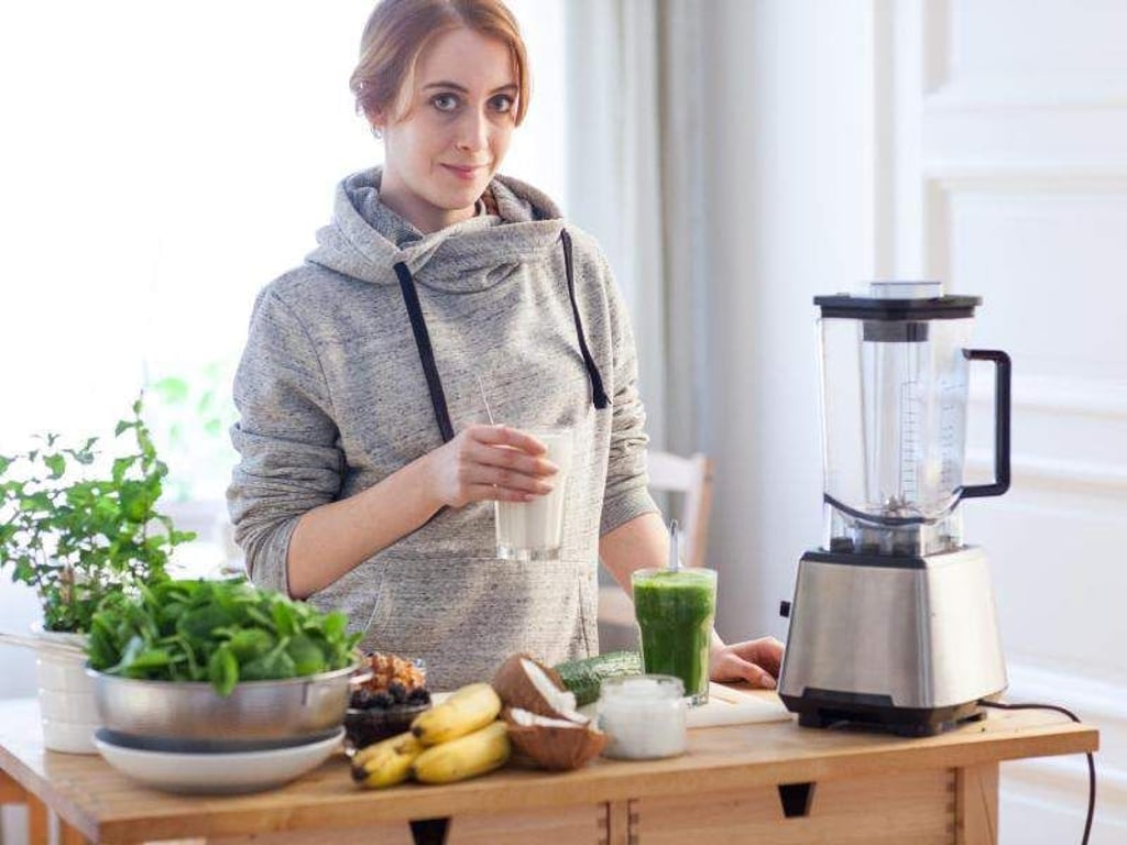 Wer gar keine Lust mehr auf feste Nahrung hat, kann nach den Feiertagen auch gut zum Smoothie greifen. Foto: Christin Klose/dpa-tmn
