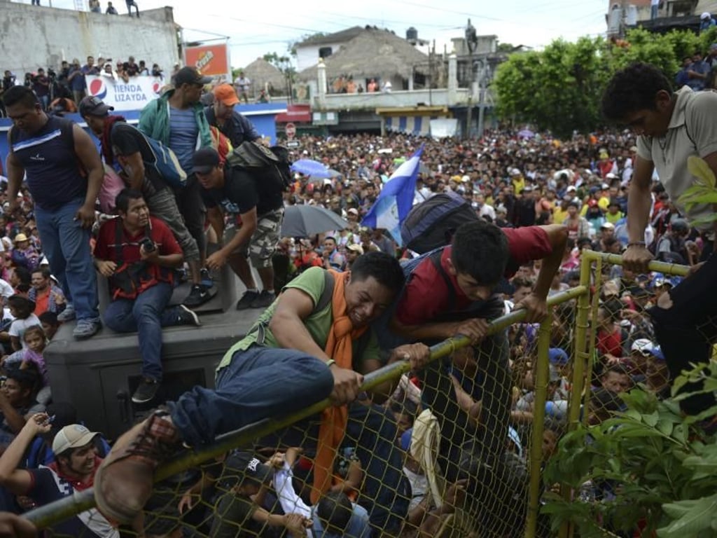 Seit Beginn der Woche haben sich Tausende Migranten an der Grenze gesammelt, unter ihnen viele Kinder und Frauen. Foto: Oliver De Ros/AP