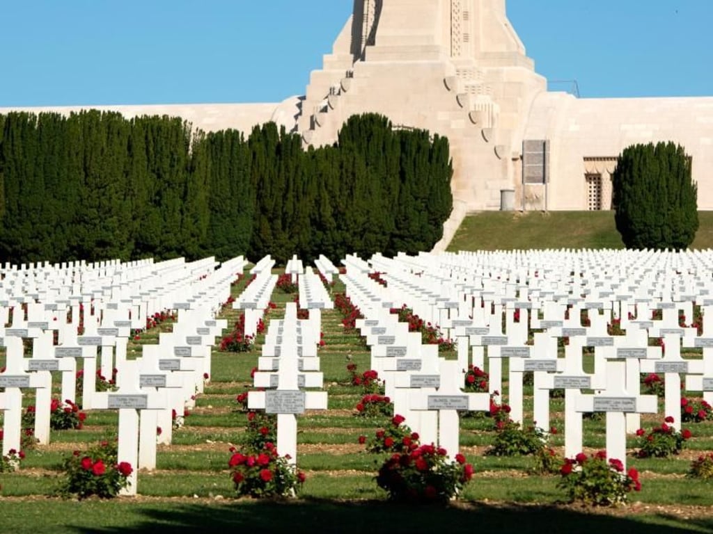 Das Beinhaus von Douaumont erhebt sich über den Grabkreuzen der gefallenen französischen Soldaten. Foto: CDT Meuse/Guillaume Ramon