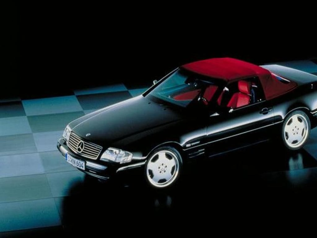Zurück in die Zukunft? Der nächste Mercedes SL könnte wieder - wie die Modellreihe R 129 von 1989 bis 2001 (im Bild) - ein Verdeck aus Stoff anstelle eines versenkbaren Variodaches bekommen. Foto: Daimler AG/dpa-tmn