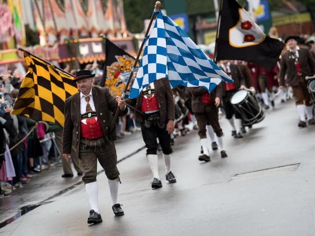 Ein Musikzug nimmt am Einzug der Festwirte zum Beginn des Oktoberfestes teil. Foto: Sven Hoppe