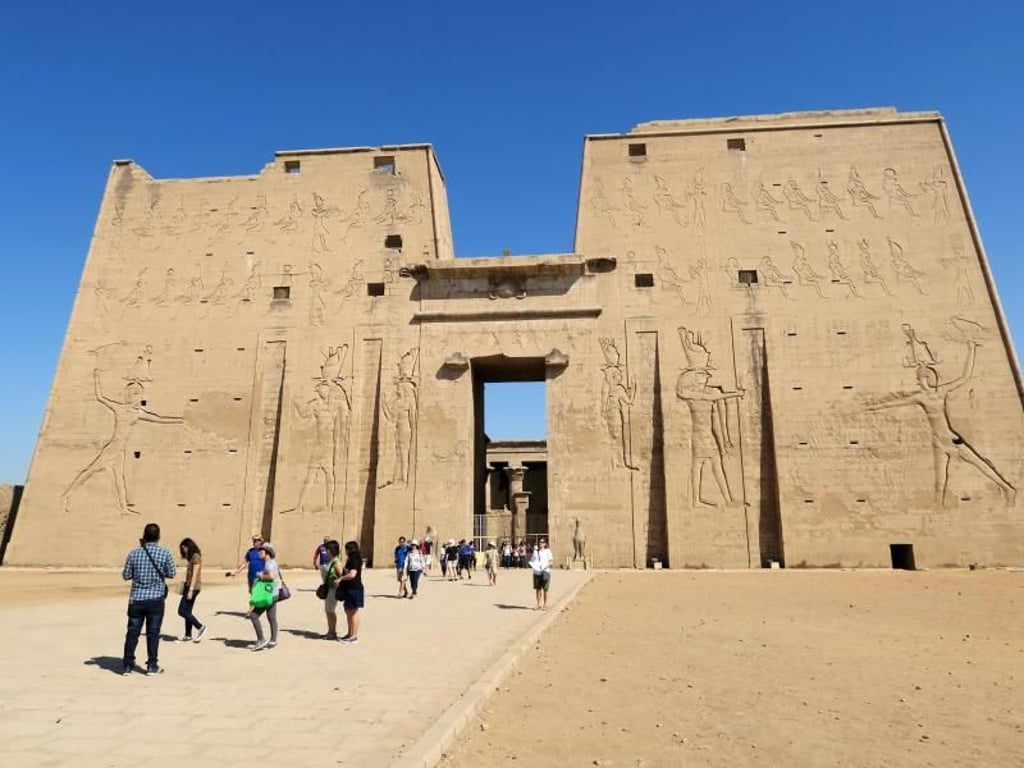 Der Tempel von Edfu gehört zu den besterhaltenen Tempeln Ägyptens. Er war dem Falkengott Horus geweiht. Dieser ziert auch den mächtigen Eingangsbereich. Foto: Simone A. Mayer/dpa-tmn