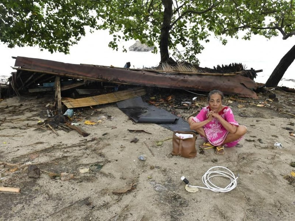 Zerstörte Existenz: Eine Frau sitzt bei den Trümmern ihres Kiosks in der Nähe des Strandes in Carita, nachdem ein Tsunami die Stadt getroffen hatte. Foto: Wahyu Wening/XinHua