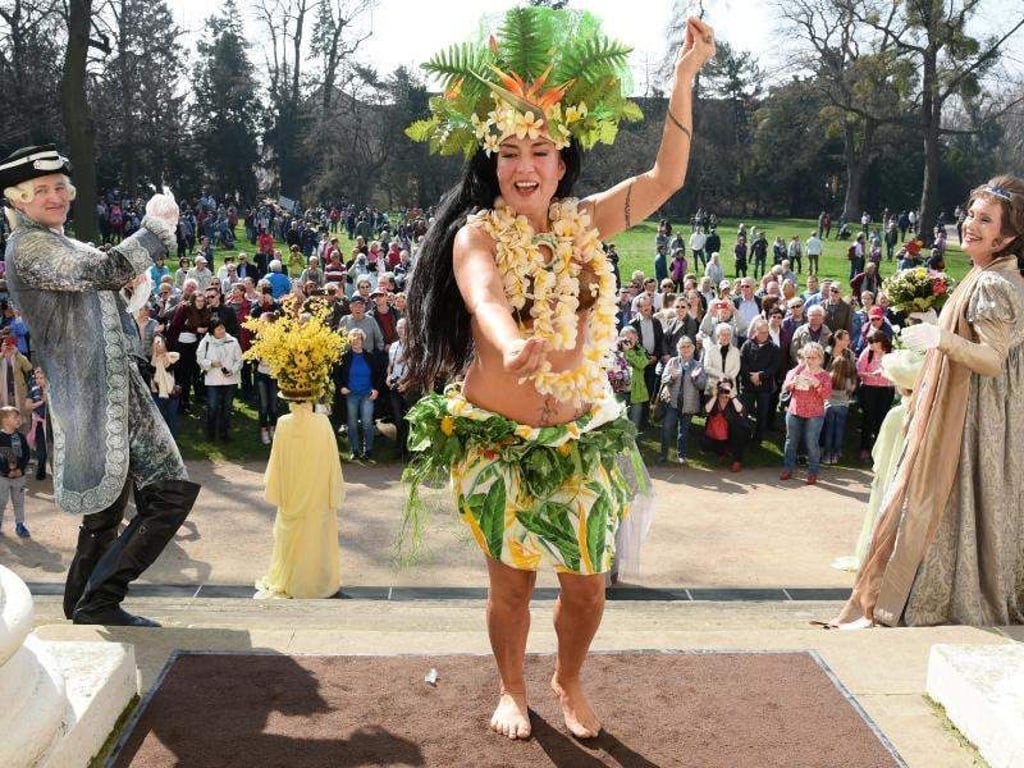 Tänzerin Vivian del Rio beim traditionellen Frühingserwachen im Weltkulturerbe Gartenreich Wörlitz. Foto: Waltraud Grubitzsch