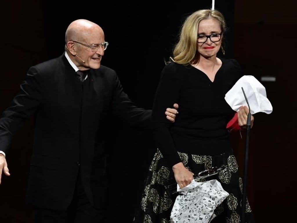Volker Schlöndorff begleitet eine sichtlich bewegte Julie Delpy nach der Verleihung von der Bühne. Foto: Tobias Schwarz