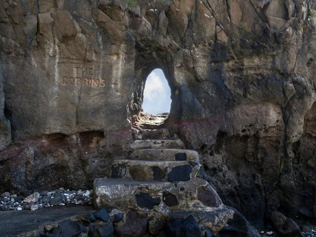 Verwunschene Klippen, enge Durchgänge: Auf dem Klippenpfad The Gobbins sollte man keine Platzangst haben. Foto: Arthur Ward/Tourism Ireland