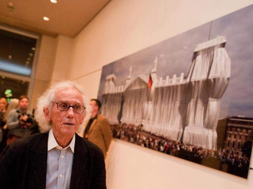 Christo in der Ausstellung «Verhüllter Reichstag». Foto: Klaus-Dietmar Gabbert