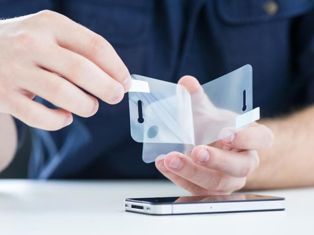 Verkratzte Displays schätzt niemand: Schutzfolien tragen so maßgeblich zum Werterhalt des Smartphones bei. foto: Franziska Gabbert