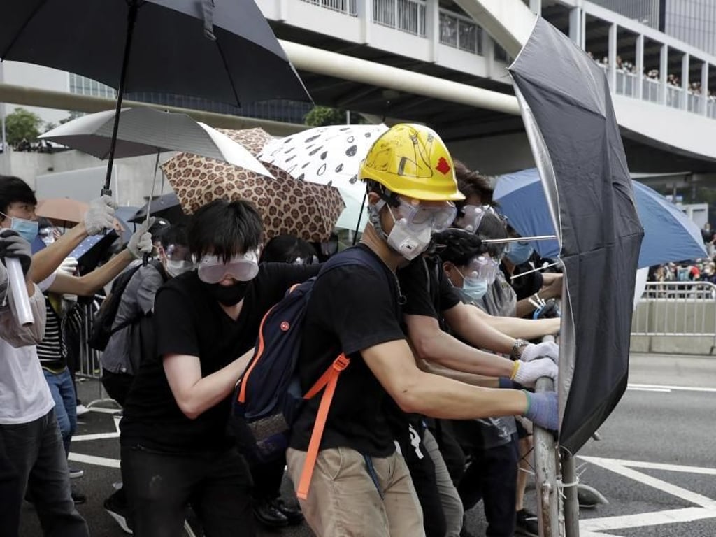 Schirme und Schutzbrillen gegen Tränengas und Pfefferspray. Foto: Vincent Yu/AP