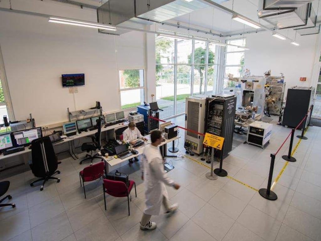 Ein Airbus-Ingenieur in Darmstadt geht in den abgesperrten Montagebereich der Raumsonde «BepiColombo». Foto: Andreas Arnold
