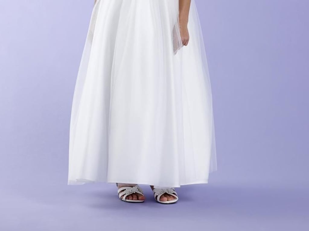 Reicht das Kleid nicht ganz bis zum Boden, sorgt das für mehr Bewegungsfreiheit (Preis auf Anfrage). Foto: Lilly