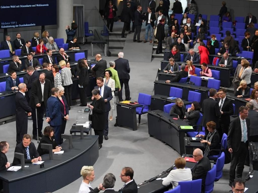 Die Abgeordneten geben ihre Stimme zur Wahl der Bundeskanzlerin im Reichstagsgebäude ab. Foto: Soeren Stache
