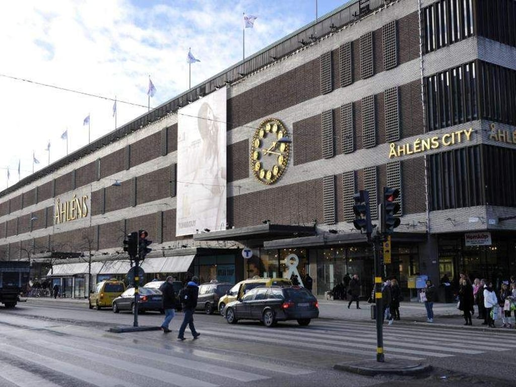 Der Lastwagen raste in das Einkaufszentrum «Ahlens City» in der Innenstadt von Stockholm. Foto: Timo Jaakonaho