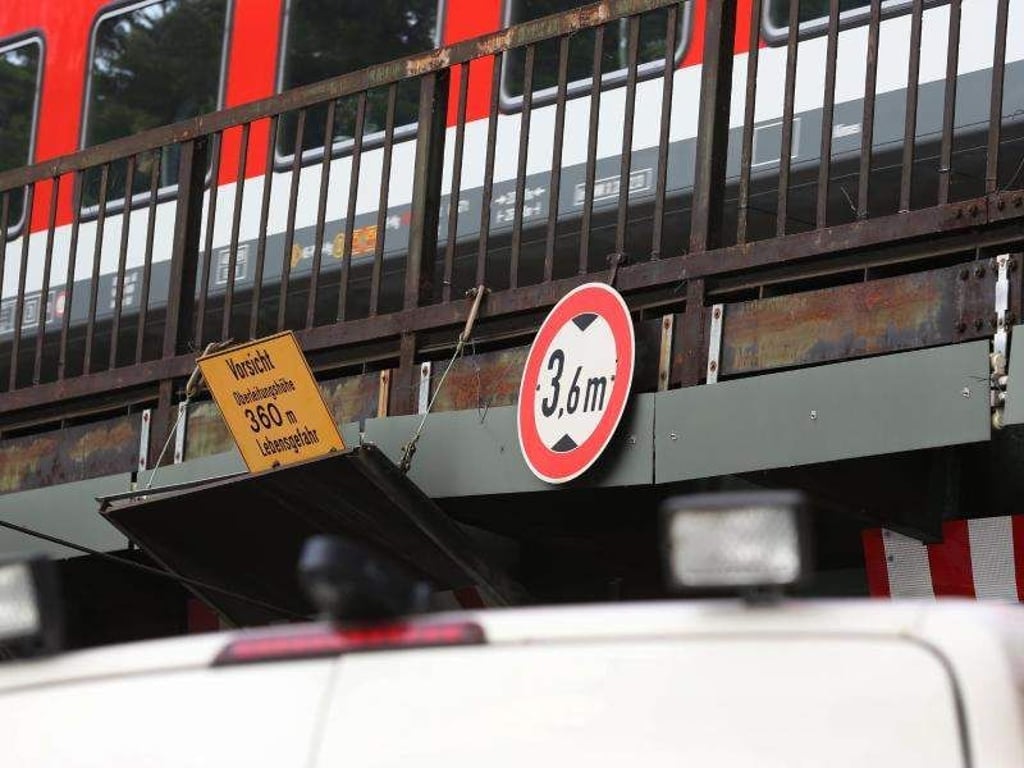 Ein Schild weist auf eine Höhenbegrenzung an einer Brückenunterführung hin. Foto: Martin Gerten/Archiv