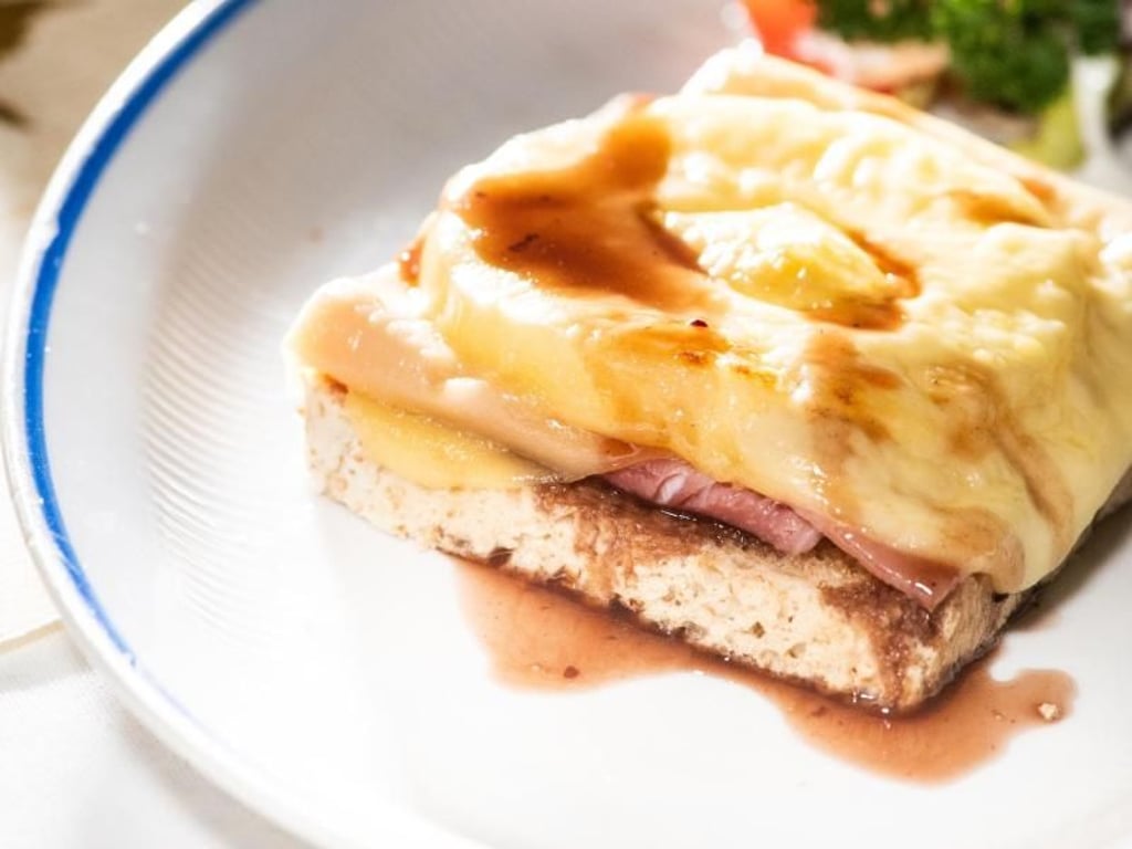 Simpler geht es nicht. Die Karlsbader Schnitte ist auch ein praktisches Reste-Essen. Sie schmeckt auch ohne Ananas. Foto: Franziska Gabbert
