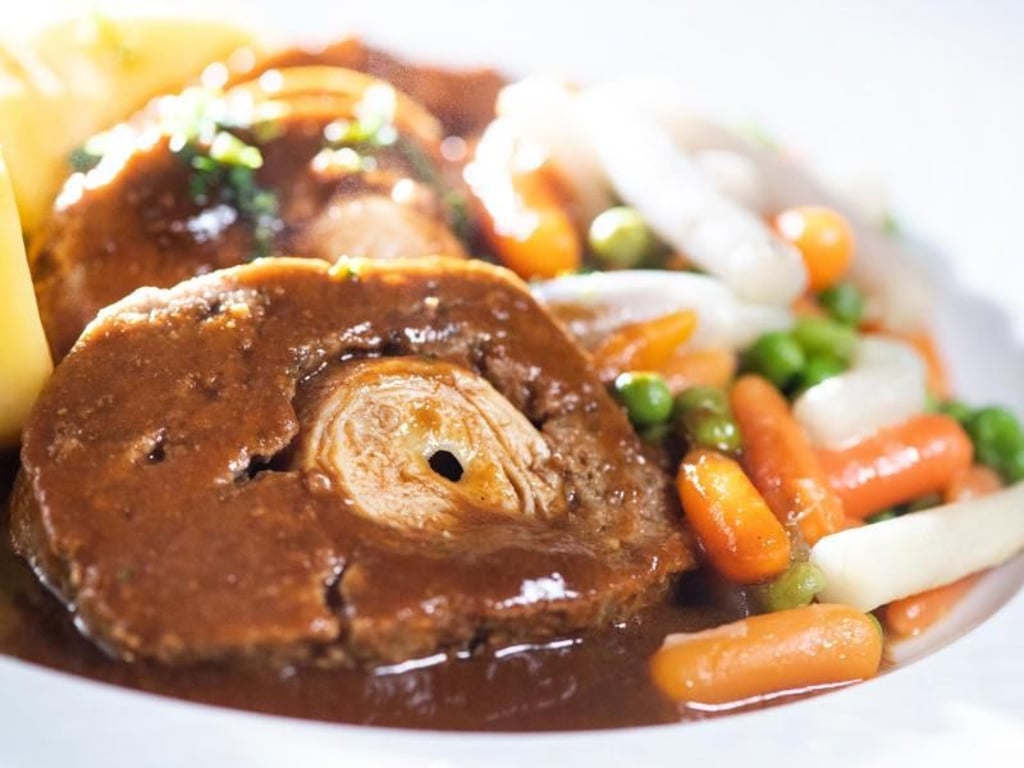 Zum Themendienst-Bericht von Tom Nebe vom 16. Januar 2019: Falscher Hase ist ein deftiger Klassiker. Der Hackbraten mit Ei-Füllung kommt mit Kartoffeln und Mischgemüse auf den Teller. Foto: Franziska Gabbert