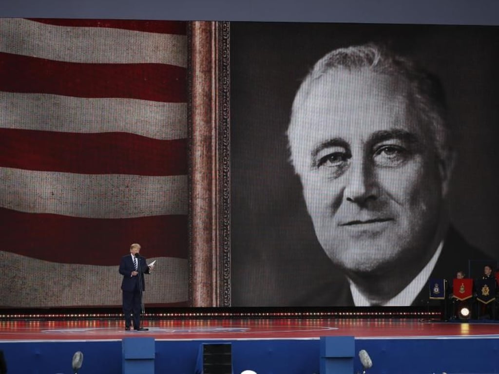 US-Präsident Donald Trump spricht bei der Gedenkveranstaltung vor einem Porträt seines Amtsvorgängers Franklin D. Roosevelt. Foto: Alex Brandon/AP