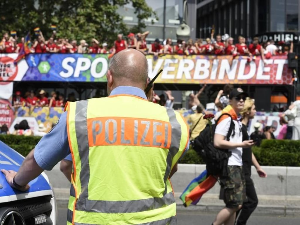 Großes Polizeiaufgebot beim CSD in Berlin. Foto: Rainer Jensen