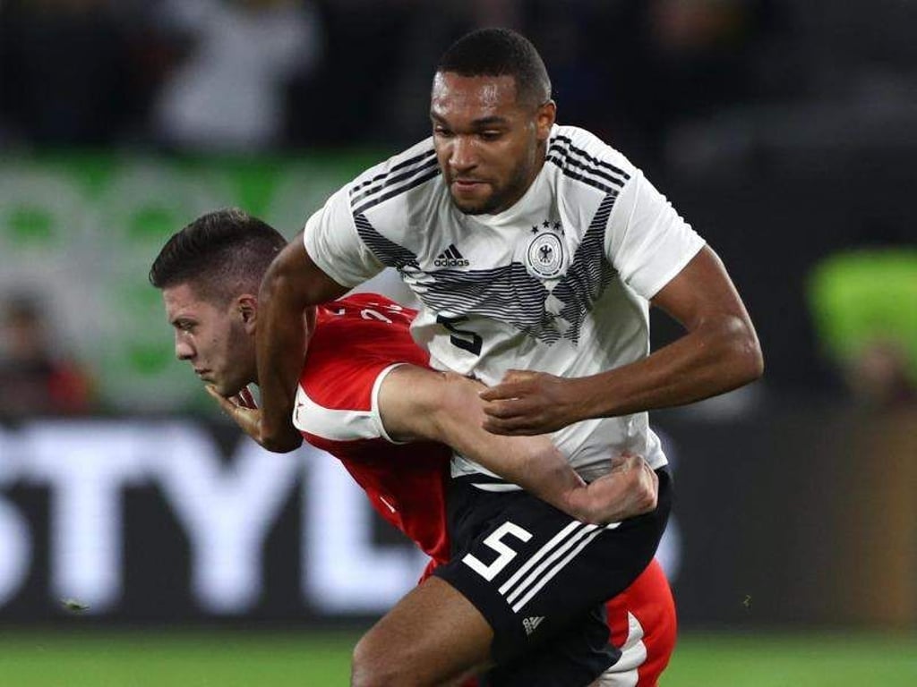 Kennen sich gut aus der Bundesliga: Jonathan Tah (r) ringt mit dem Serben Luka Jovic um den Ball. Foto: Christian Charisius