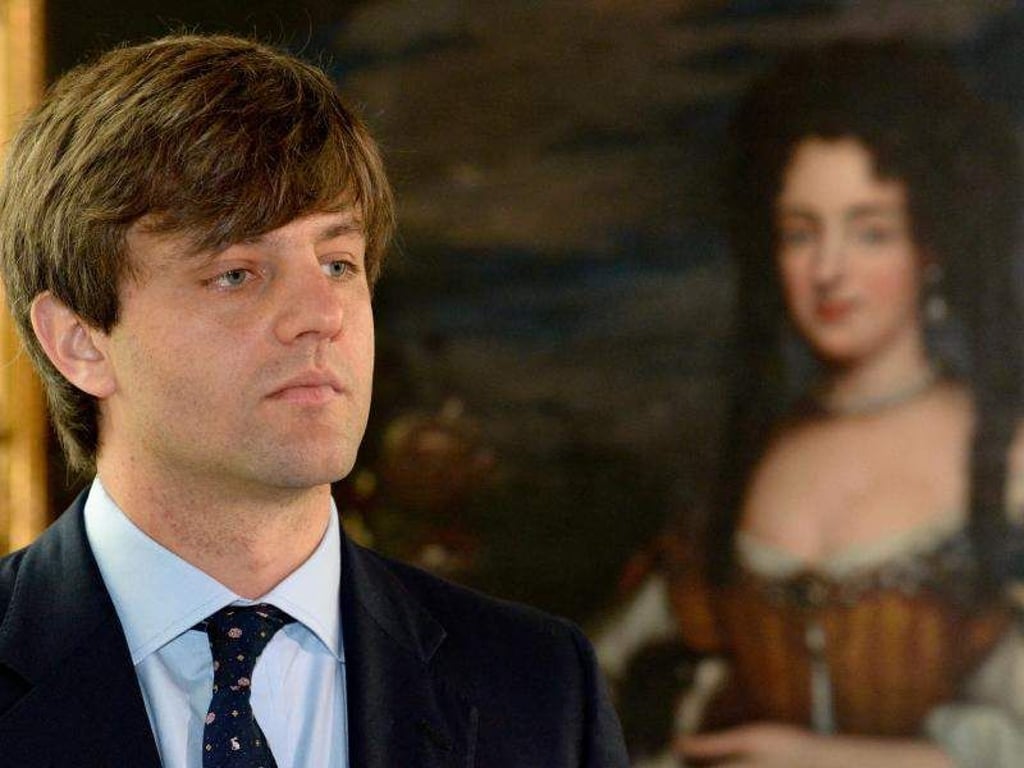 Ernst August Erbprinz von Hannover 2014 auf Schloss Marienburg vor einem Gemälde, das Sophia Dorothea von Celle zeigt. Foto: Peter Steffen