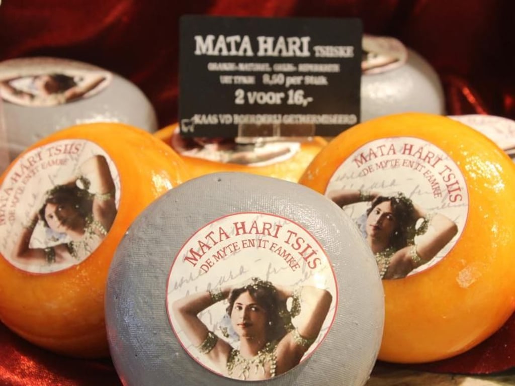 Erinnerung an eine geheimnisvolle Frau: Selbst Mata-Hari-Käse gibt es in Leeuwarden. Foto: Bernd F. Meier/dpa-tmn