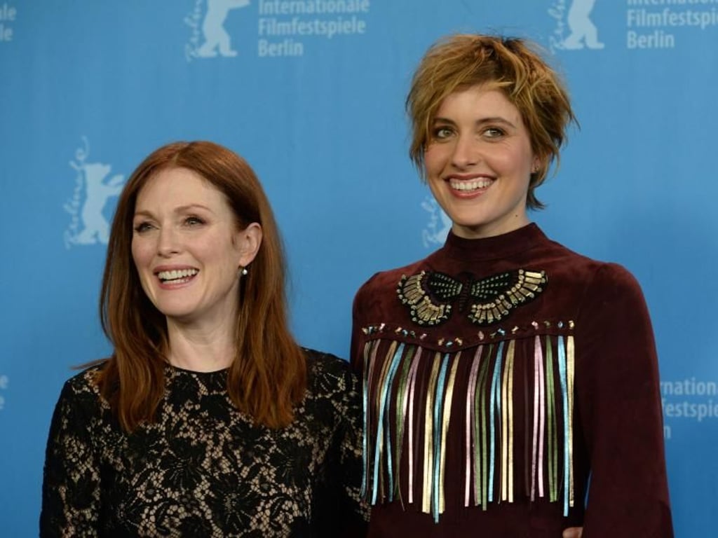 Julianne Moore (l) und Greta Gerwig stellten ihren Film «maggie's Plan» vor. Foto: Ralf Hirschberger
