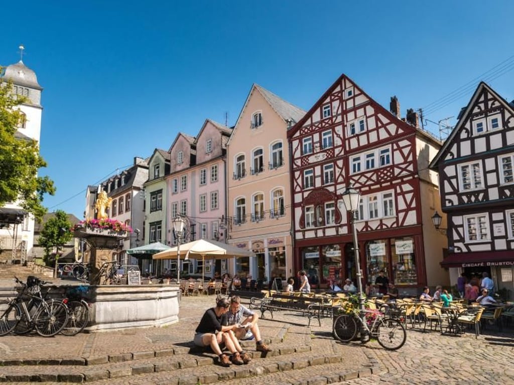 Hachenburg besticht durch eine Fachwerkbauten. Auf dem Alten Markt steht das Denkmal des Goldenen Löwen. Foto: Westerwald Touristik-Service/Dominik Ketz