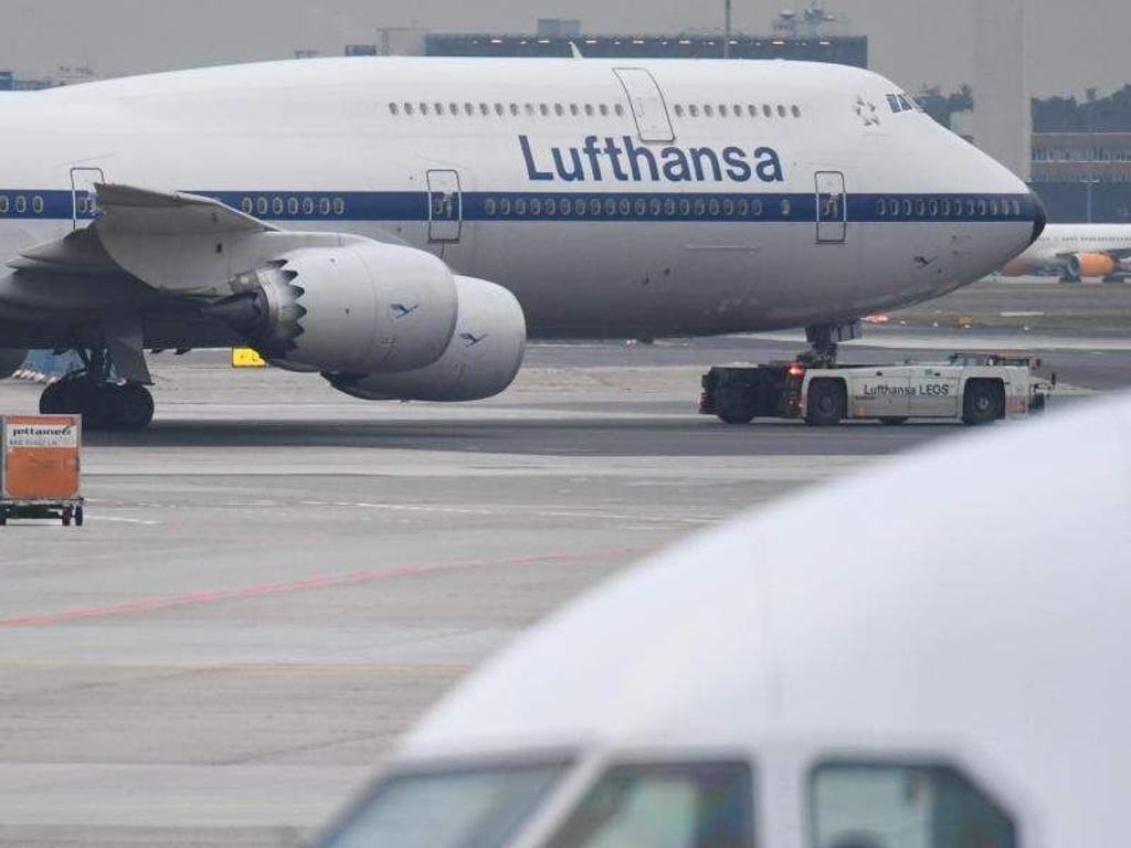 Lufthansa-Boeing auf dem Vorfeld des Flughafens von Frankfurt am Main. Foto: Arne Dedert