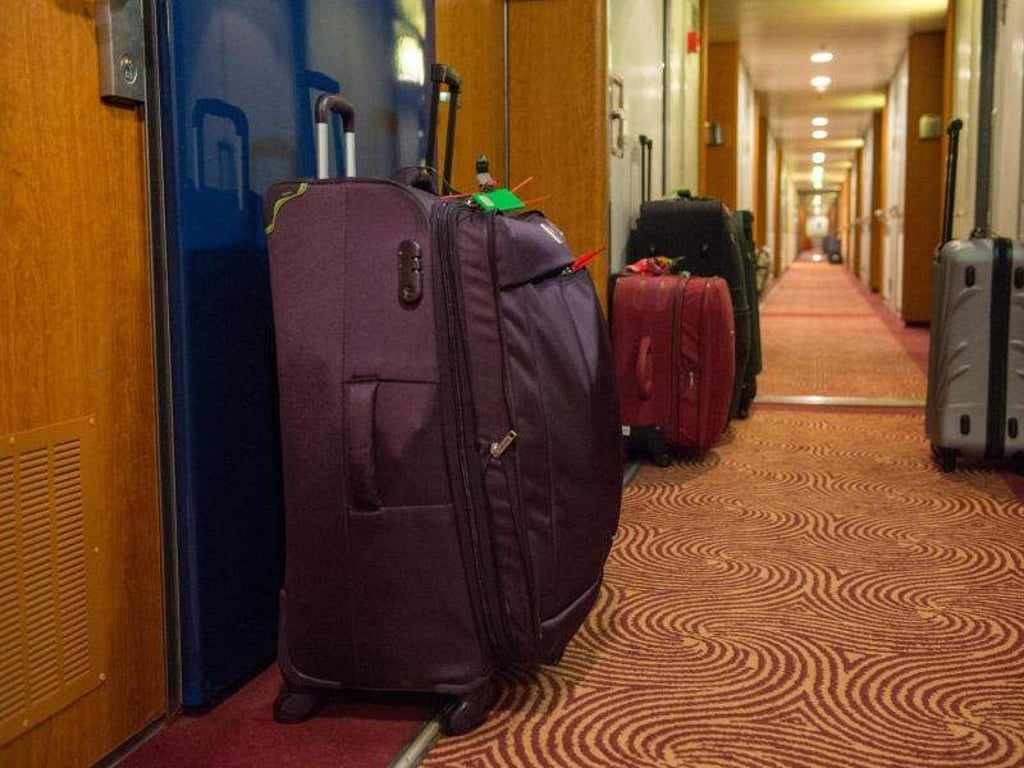 Koffer können Kreuzfahrt-Reisende separat versichern - zum Beispiel für den Fall, dass sie aus der Kabine gestohlen werden. Foto: Andrea Warnecke/dpa