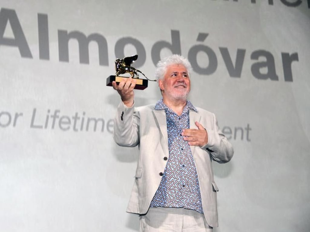 Pedro Almodóvar mit seinem neuen Haustier. Foto: Piergiorgio Pirrone/Lapresse/Lapresse via ZUMA Press