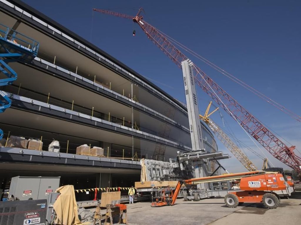 Die Montage der gebogenen Scheiben aus Deutschland auf der Apple-Baustelle in Cupertino. Foto: John G. Mabanglo