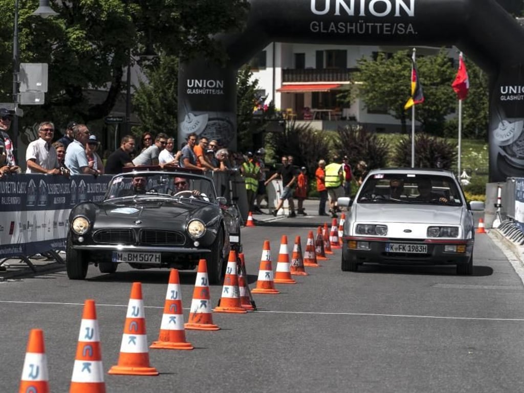 Wettfahrt der anderen Art: Bei Oldtimer-Rallyes geht nicht um Höchstgeschwindigkeit sondern um Präzision und gleichmäßig gefahrene Zeiten. Foto: BMW Group Classic
