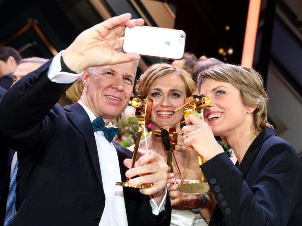 Die TV-Journalisten Peter Kloeppel («RTL Aktuell», l-r) Caren Miosga (ARD-«Tagesthemen») und Marietta Slomka (ZDF-«heute journal») knipsen sich mit Goldenen Kameras. Foto: Christian Charisius