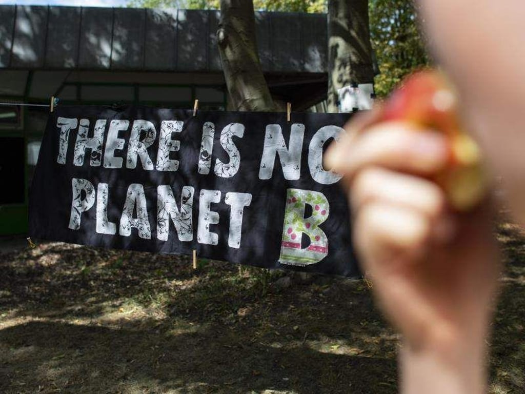 Ein Plakat vor dem Fridays-for-Future-Kongress in Dortmund. Eine Mehrheit der Deutschen will keine Verbote, um die Klimakrise zu bekämpfen. Foto: Guido Kirchner