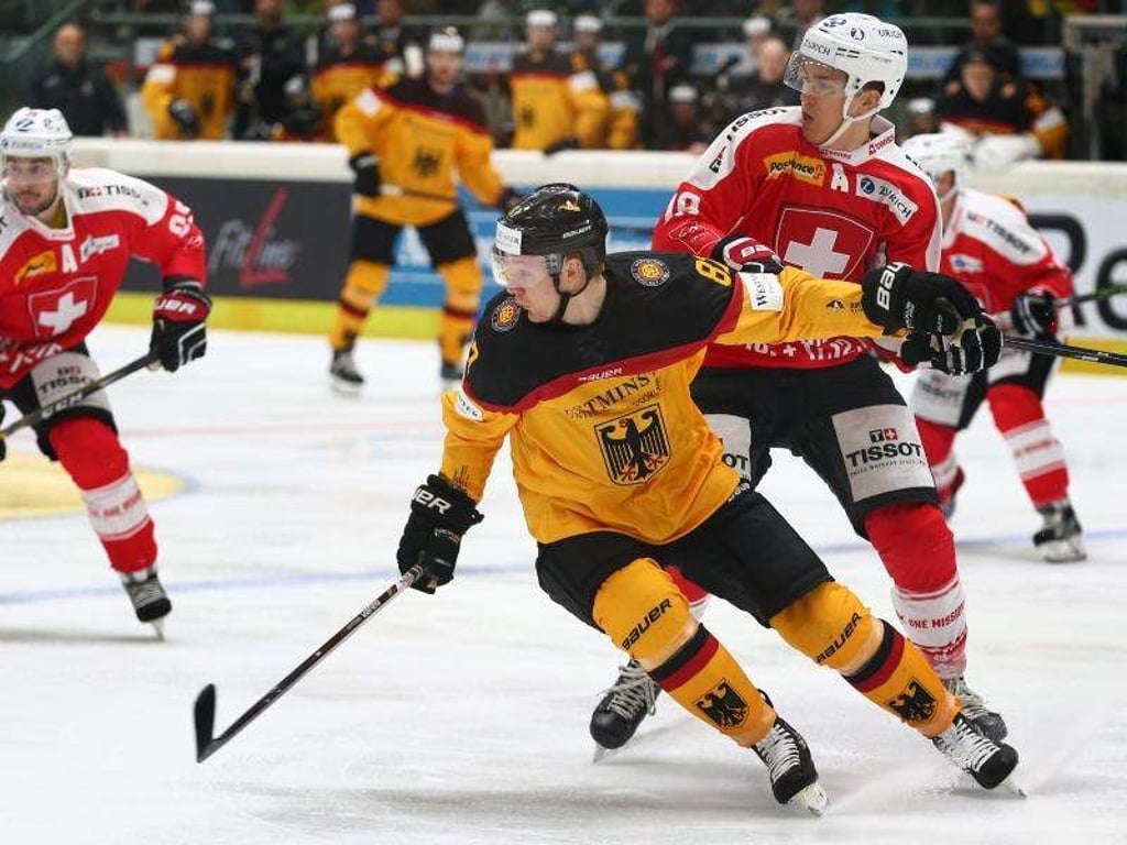 Thomas Holzmann (l, im Trikot der Nationalmannschaft) hat seinen Vertrag in Augsburg verlängert. Foto: Karl-Josef Hildenbrand