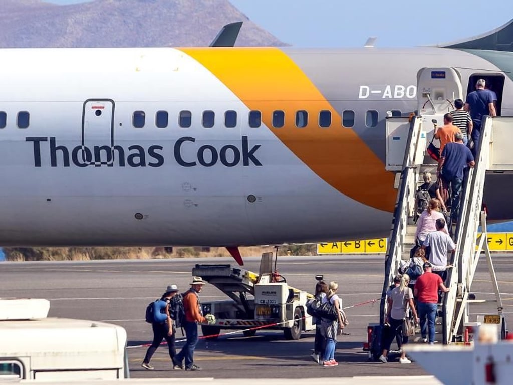 Passagiere besteigen am Flughafen von Kreta eine Maschine der Airline Thomas Cook. Foto: -/Eurokinissi via ZUMA Wire/dpa