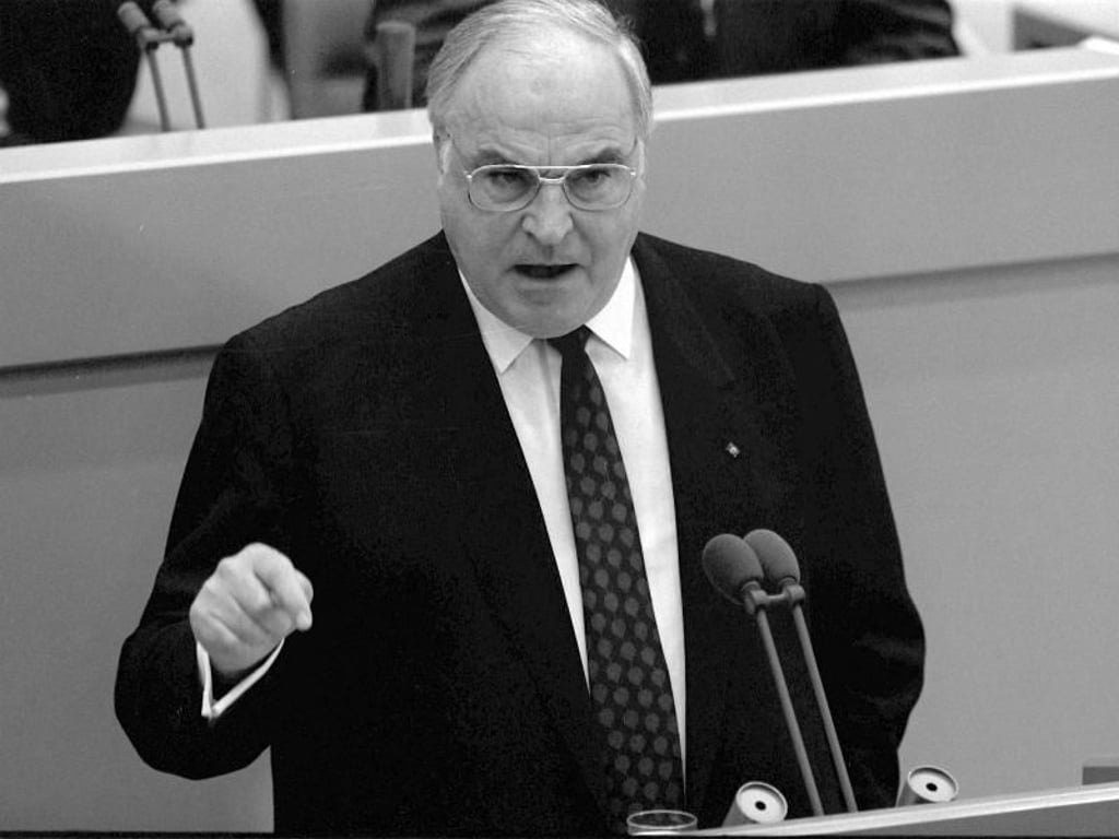 Bundeskanzler Helmut Kohl im November 1989 während einer Haushaltsdebatte im Deutschen Bundestag in Bonn. Kohl legte damals einen Zehn-Punkte-Plan zur schrittweisen Wiederherstellung der deutschen Einheit vor, der am 1. Dezember vom Bundestag gebilligt wurde. Foto: Tim Brakemeier