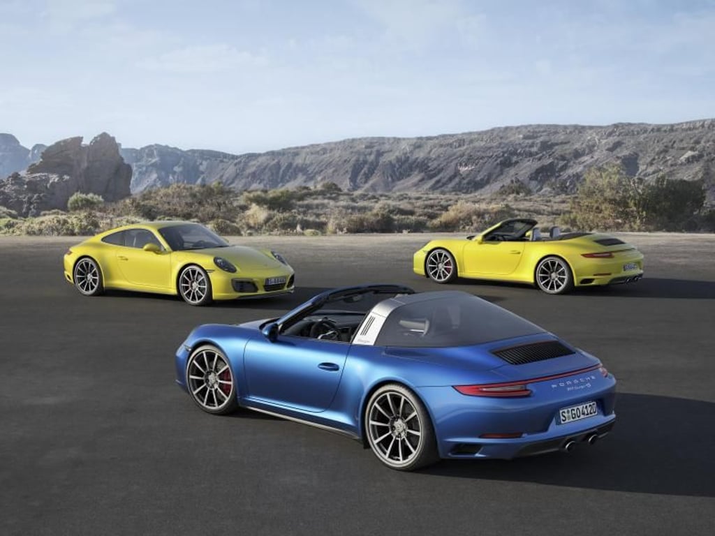 Wahlfreiheit: Den 911 bietet Porsche mit festem Dach, als Cabrio und als Targa mit herausklappbarem Dachmittelteil (vorn) an. Foto: Porsche/dpa-tmn