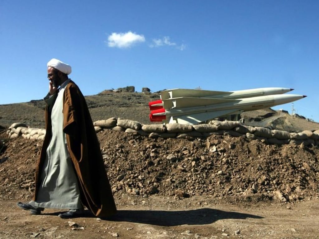 Raketenstellung im Iran: Ein muslimischer Geistlicher passiert eine Stellung zur Luftverteidigung. Foto: str/EPA