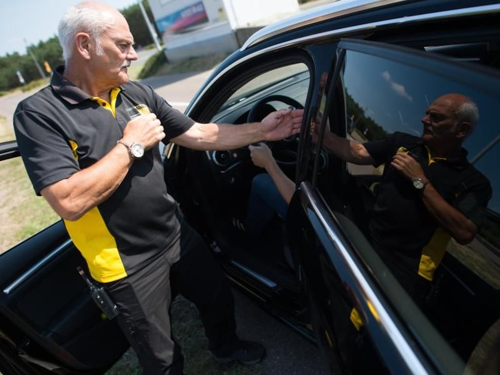 Hilfestellung: Fahrlehrer und Trainer Klaus Hufenbach erklärt, warum die richtige Sitzposition hinter dem Lenkrad so wichtig ist. Foto: Klaus-Dietmar Gabbert